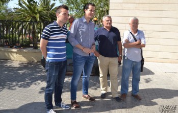 El Ayuntamiento presenta una nueva máquina fregadora para limpiar las aceras de la ciudad