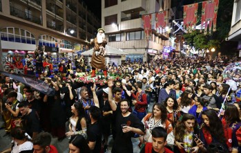 Cientos de festeros acompañaron al San Antón viviente de La Ermita | Jesús Cruces.