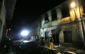El fuego se ha extendido rápidamente por las dos plantas.