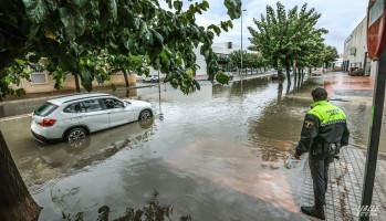 La Policía ha tenido que cortar al tráfico la vía mientras se drenaba el agua por el alcantarillado.