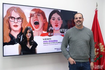 El edil Iñaki Pérez ha presentado el acto | Marta Maestre.