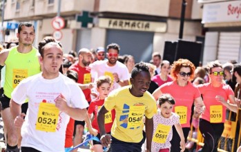 Cientos de personas han participado en la carrera solidaria | Jesús Cruces.