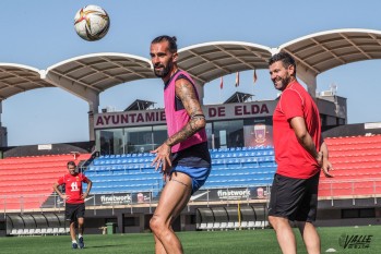 Fran Carnicer ha completado su primer entrenamiento con el equipo al igual que el entrenador, Fernando Estévez | J.C.