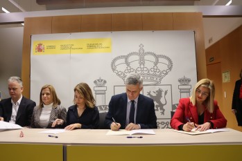 La ministra, a la izquierda, firmando el convenio junto a Irene Navarro, a la derecha.
