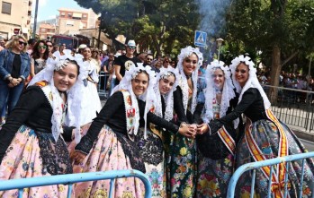 Las Falleras Mayores y sus Damas de Honor han iniciado la Mascletá | Jesús Cruces.