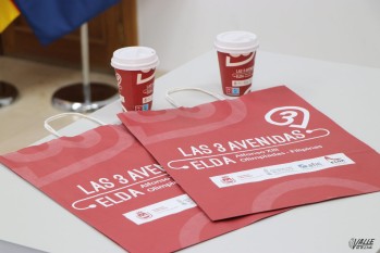 Imagen de las bolsas y vasos de la campaña | Marta Maestre