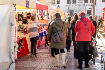 Numerosas personas están acudiendo al mercado desde su apertura | Nando Verdú.