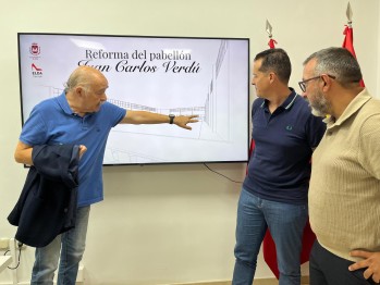 El arquitecto Antonio Marí ha explicado a Alfaro y a Amat en qué consistirá la reforma. 
