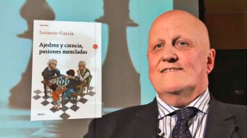 Leontxo con su libro publicado en el año 2013.