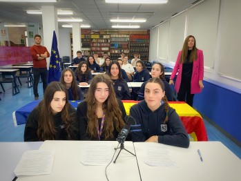 Alumnos del colegio Sagrada Familia durante la conferencia online. 