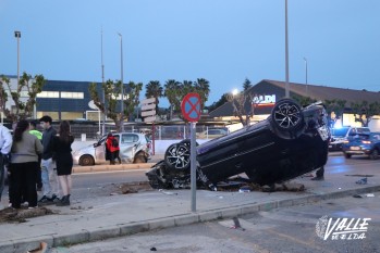 Imagen de los vehículos y la Policía Local ha controlado el tráfico | Marta Maestre.
