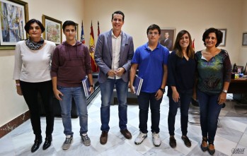 El alcalde recibe a dos estudiantes distinguidos con el Premio Extraordinario al rendimiento académico en la ESO 