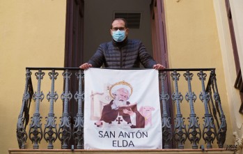 David Guardiola junto a uno de los nuevos cobertores.