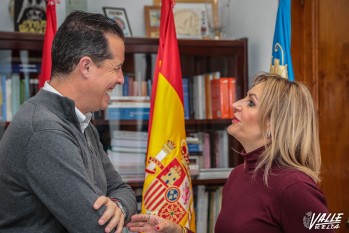 El alcalde, Rubén Alfaro, y la consellera de Turismo, Nuria Montes, se han reunido en Alcaldía | J.C.