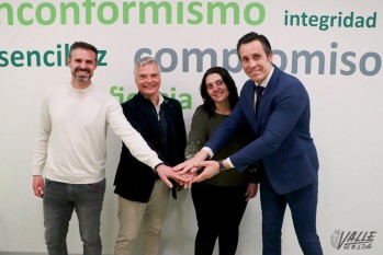 El responsable de la zona de Alicante de Caja Rural Central, Jorge Juan Morales Belvis, y la presidenta de la Junta Gestora de Fallas, Adela Verdú, han firmado el acuerdo | Marta Maestre. 