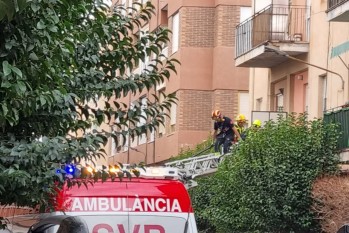 Los bomberos durante la actuación. 
