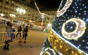 Menores miran con ilusión el árbol, en un año en el que no hay cabida para las aglomeraciones.