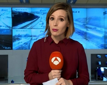 La eldense Victoria Arnáu en una de sus conexiones con Antena 3 Noticias.