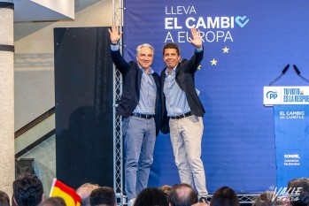 Carlos Mazón y Elías Bendodo durante el mitin | Nando Verdú.