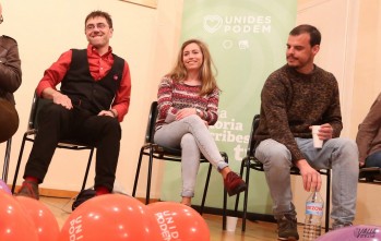 María Teresa Pérez en un mitín en Elda junto a Juan Carlos Monedero e Iñaki Pérez.