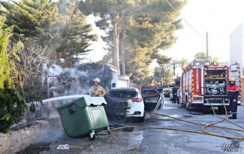 El fuego ha calcinado el vehículo | Jesús Cruces.