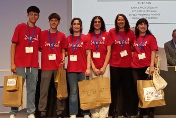 Los alumnos junto a las profesoras recogiendo el premio | Imagen cedida.