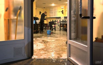 Cada vez que llueve la Churrería Domingo, en el barrio Numancia, sufre inundaciones de aguas residuales | Jesús Cruces.