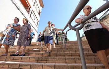 Los vecinos piden una rampa pues la escalera de acceso es problemática | Jesús Cruces.