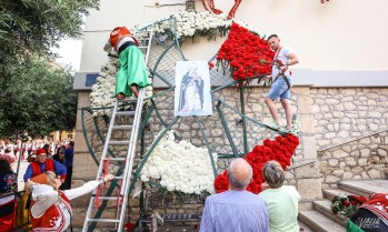 Los claveles han decorado el mural.