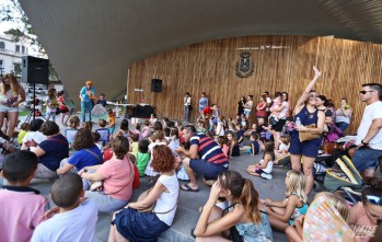 Decenas de niños disfrutaron con Jonny Cuentacuentos en la Plaza Castelar