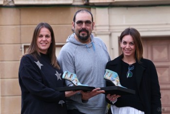 Sandra Herrero, José Montero y Puri Giménez con dos de sus creaciones | Jesús Cruces.