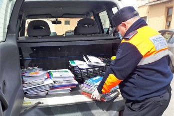 Educación reparte el material escolar a más de 250 estudiantes de Elda