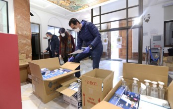 La edil Alba García y el alcalde Rubén Alfaro se hacen cargo del reparto | Jesús Cruces.