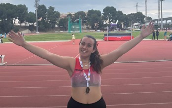 La joven posa con su medalla tras la victoria | Imagen cedida. 