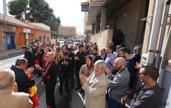 Medio centenar de personas se han concentrado con banderas españolas a las puertas de comisaria.