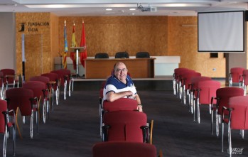 José Manuel Guardia en el aula de la Universidad abierta.