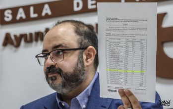 Jesús Sellés muestra la lista de la Bolsa de Trabajo donde el edil figura en el puesto 16 del Ayuntamiento de Aspe| J.C.