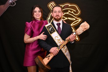 La nueva capitanía posa junto a la maqueta del arcabuz | Fausto Fotografía.