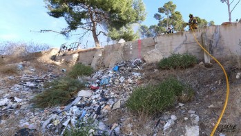 El acceso a la vivienda ha sido complicado para los Bomberos.