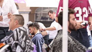 Un hombre, con el símbolo de la mujer, mientras le cortaban el pelo | Jesús Cruces.