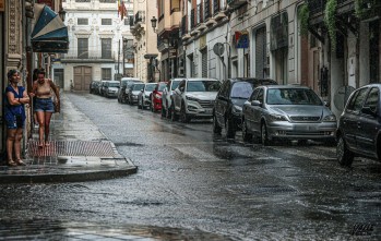 Numerosas personas se han mojado debido a la repentina lluvia.