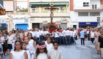 Cientos de personas acompañaron al Cristo en la subida a su ermita.