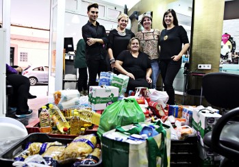 El Grupo Abril ayudó a Carmen Gómez en la recogida de alimentos | Jesús Cruces.