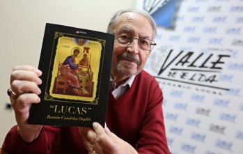 Ramón Candelas con un ejemplar de su libro 