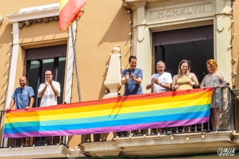 Esta mañana se ha colocado la bandera del Orgullo en el balcón del Ayuntamiento. 