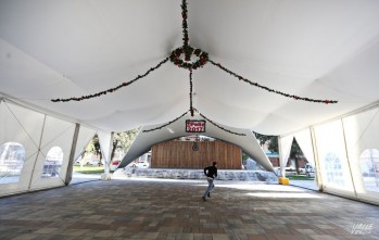 La carpa ya se ha instalado en la Plaza Castelar | Jesús Cruces.