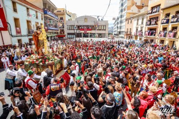 San Bonifacio, Mártir, ha llegado arropado por miles de festeros a la iglesia | J.C.
