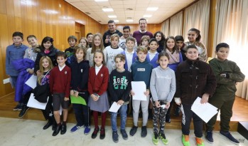Imagen de grupo de los pequeños junto al alcalde | Jesús Cruces.