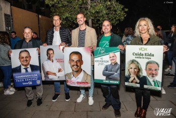 Los líderes de cinco de los seis partidos que se presentan a las elecciones posaron juntos anoche. 