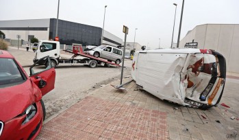 Uno de los vehículos ha volcado debido a la fuerza del impacto | Jesús Cruces.